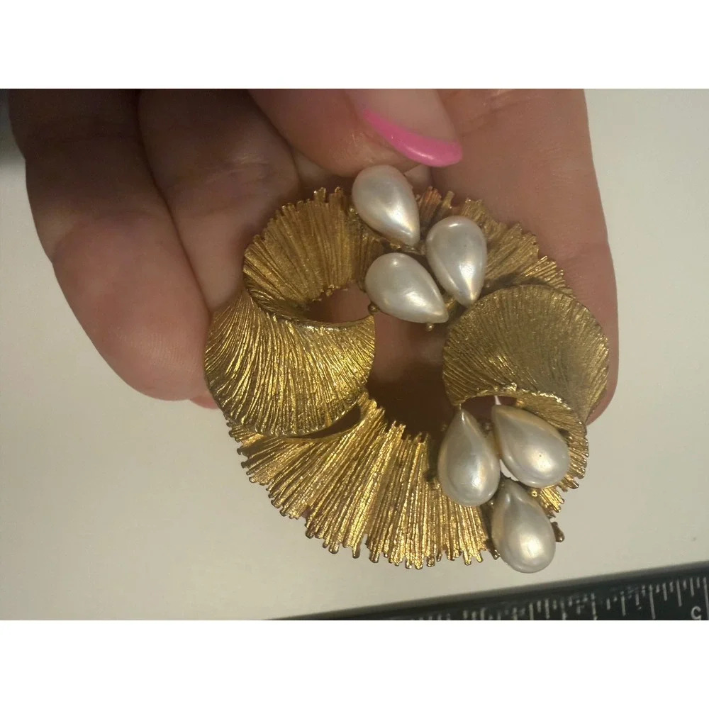 BSK Vintage Gold Tone Textured Wreath Brooch Faux Pearl Teardrop Accents